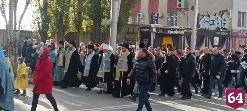 В Саратове тысячи человек вышли на крестный ход