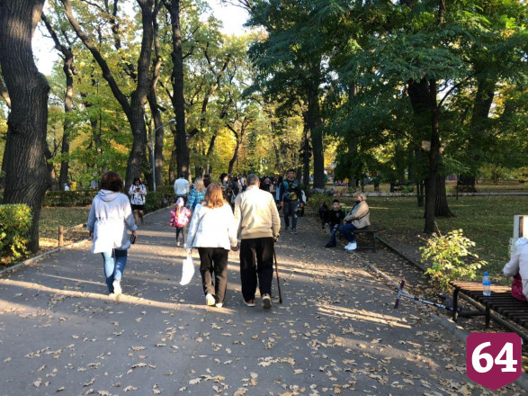 Жители Саратова толпятся в горпарке без масок