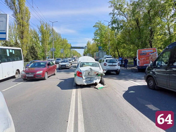 Две женщины пострадали в массовом ДТП с маршруткой в Саратове