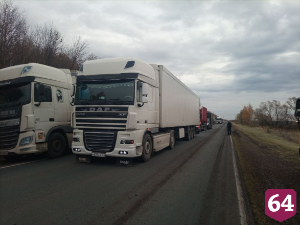 Грузовик перегородил движение на трассе под Саратовом 