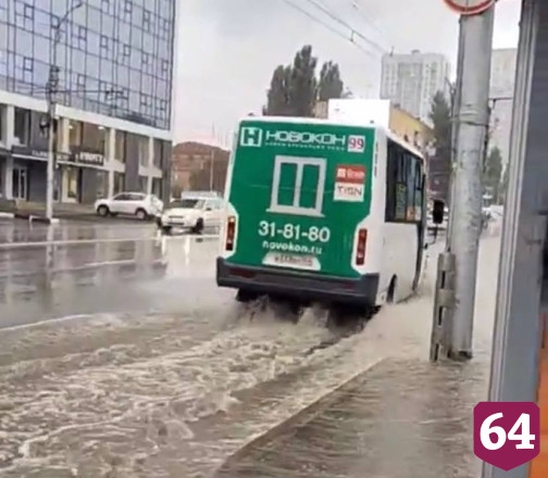 Краевед в ливень провел экскурсию со «сплавом» по Саратову