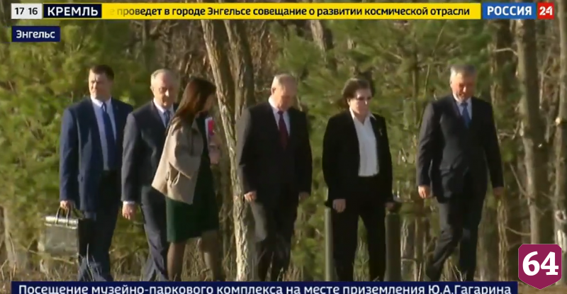 Президент возложил цветы к памятнику Юрию Гагарину