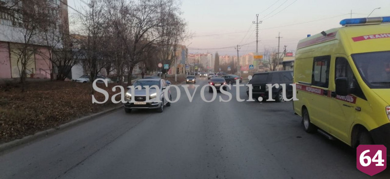 В Саратове мужчина попал в больницу после наезда иномарки