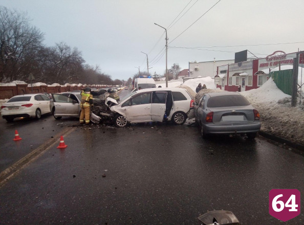 В массовом ДТП у кладбища автомобили превратились в груду металла