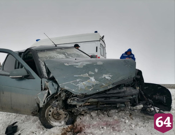 Пять человек травмировались в ДТП с такси под Саратовом