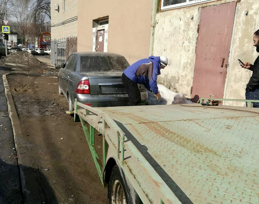 После публикации «Региона 64» о неправильной парковке эвакуировали две машины