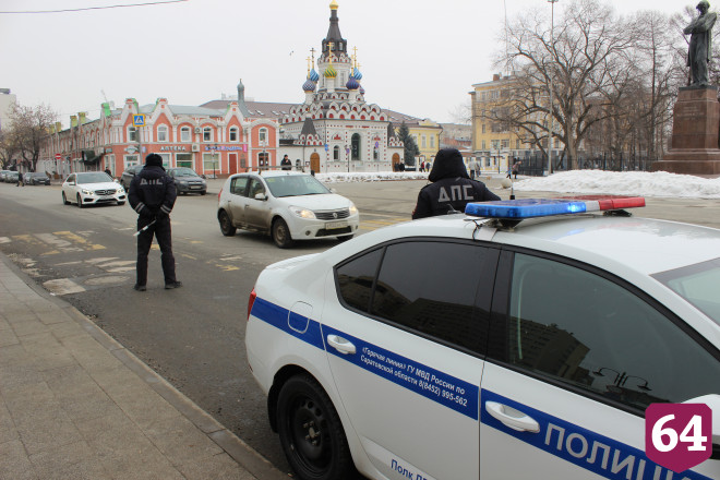 В Саратове автоинспекторы дарили женщинам цветы и читали стихи