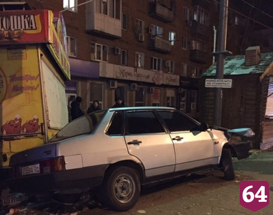 Водитель «Лады» вылетел на тротуар и снес палатку с шаурмой 