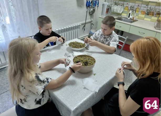 Саратовские дети фасовали липовый чай для фронта 
