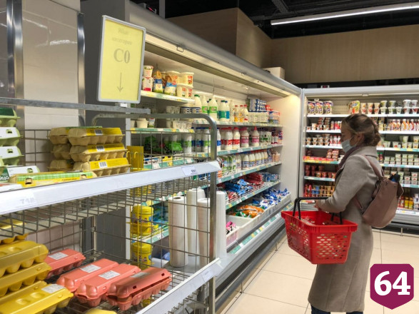 Жители Саратова стали ходить за продуктами в масках