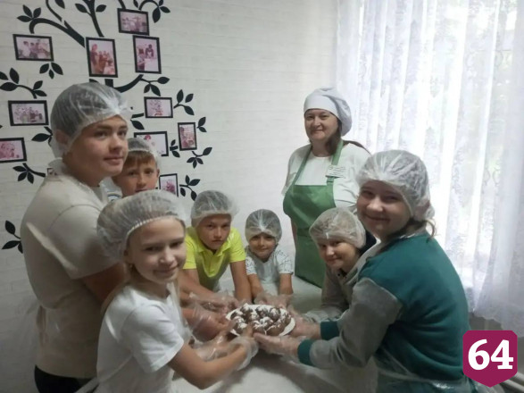Саратовских детей научили готовить пирожное «картошку» 