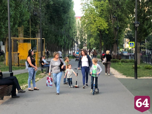 Жители Саратова снова вышли на прогулку без масок
