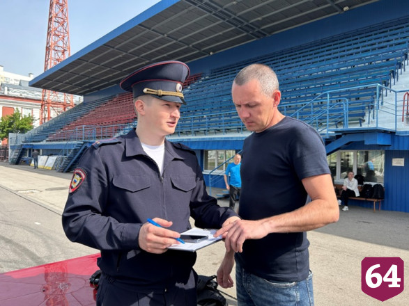 В Саратове полицейские соревновались в перетягивании каната