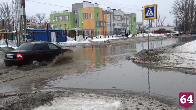 Затопленный перекресток у детского сада напомнил саратовцам Венецию