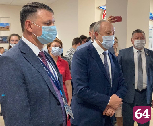 Саратовские школьники показали губернатору танцующего робота