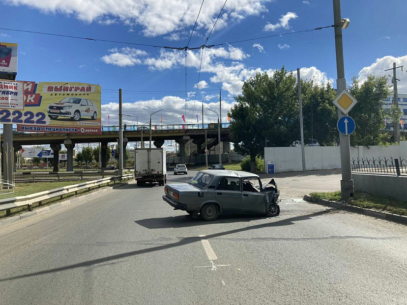 В Саратове «Жигули» врезались в столб