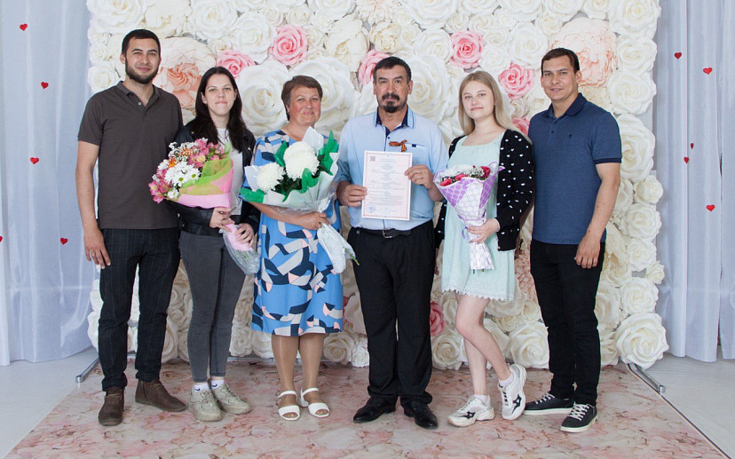 Многодетные родители поженились после участия главы семьи в СВО