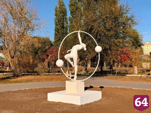 Городской стадион в Энгельсе украсила скульптура гимнастки
