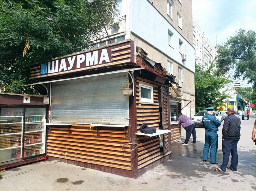 Утром в Саратове пожарные тушили ларек с шаурмой