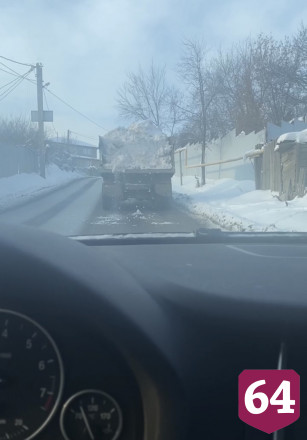 В Саратове коммунальщики засыпали снегом дорогу в Юбилейный поселок