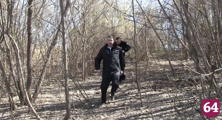 Под Саратовом спасли упавшего в реку и вцепившегося в ветку мужчину