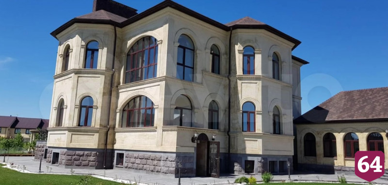 Под Саратовом за 70 миллионов продают особняк с мраморной лестницей