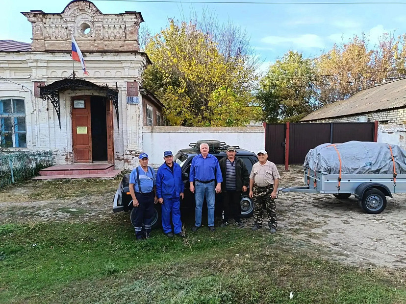 Саратовцы с гуманитарным грузом передали на фронт «Ниву» с прицепом 