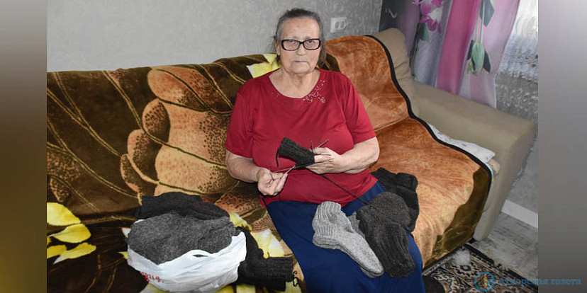 Саратовская пенсионерка связала 14 пар носков для участников СВО