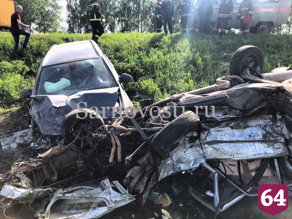 Под Саратовом в перевернувшейся легковушке погибла молодая пара