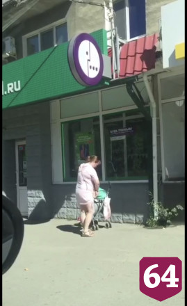 Жительница Саратова бросила ребенка в коляске у магазина