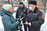 Полицейские на улицах Саратова дарили женщинам цветы