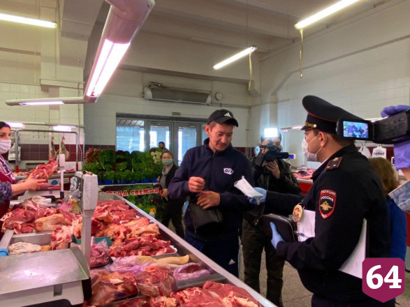 Саратовские полицейские попросили надеть маску митрополита Лонгина