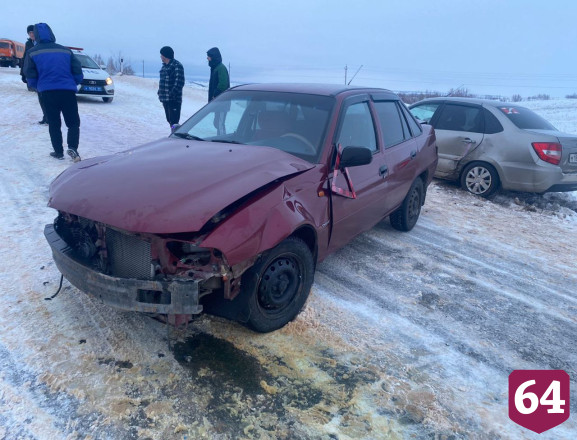 Двое мужчин пострадали в столкновении легковушек на трассе