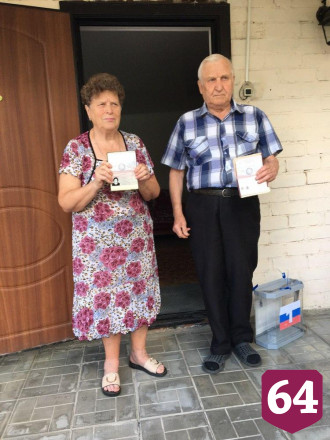 Саратовцы продолжают досрочно голосовать по поправкам на дому 