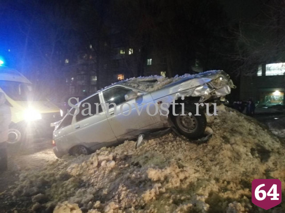 В Саратове пьяный мужчина угнал машину друга и попал в ДТП