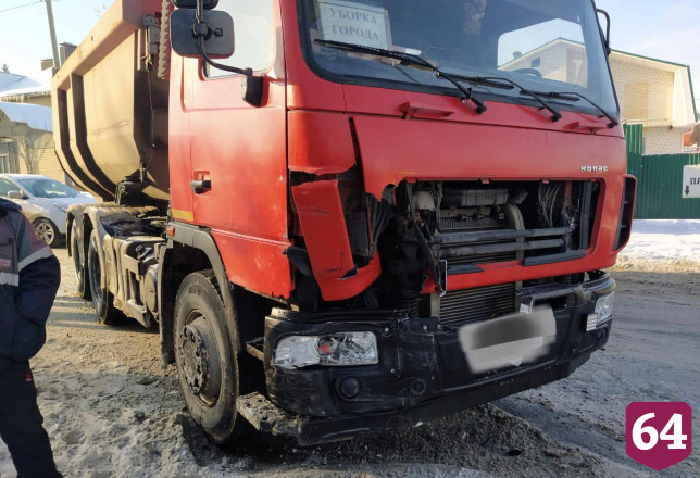 В Саратове пассажирка иномарки пострадала в ДТП с самосвалом