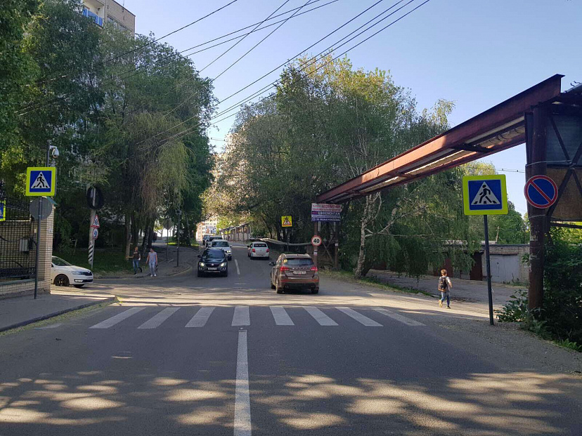 «Ниссан» сбил женщину с ребенком на Лунной