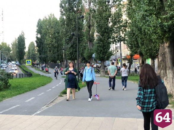Жители Саратова вышли на вечернюю прогулку без масок