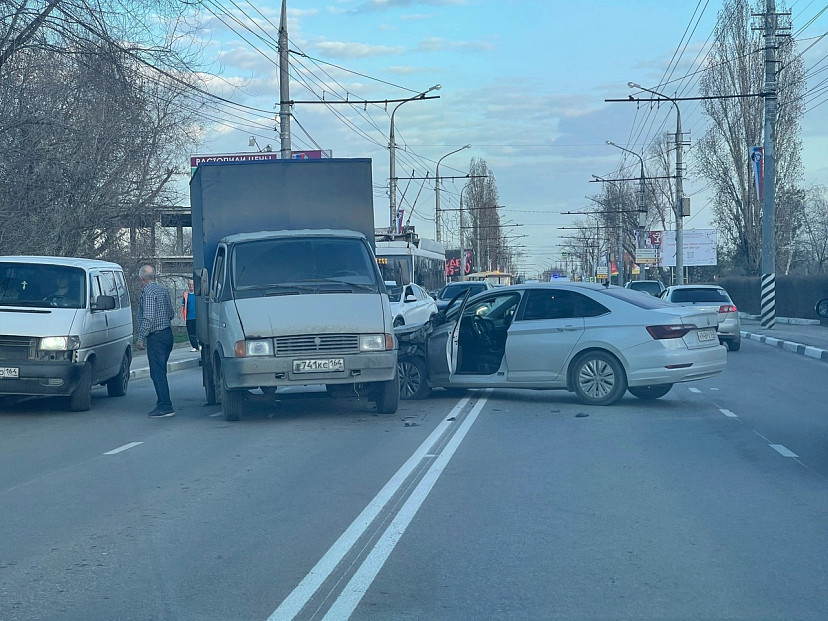 Перед мостом в Энгельсе из-за ДТП образовалась огромная пробка