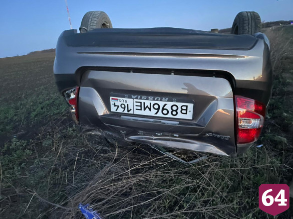Под Саратовом «Гранта» опрокинулась на крышу