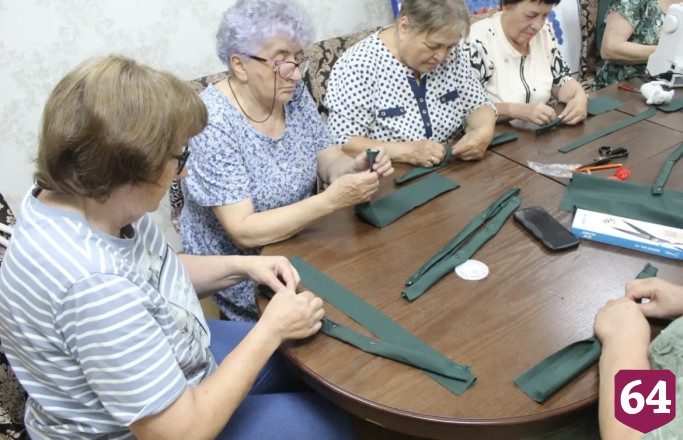 В Саратовской области пенсионеры шьют стильные шоперы из джинсы