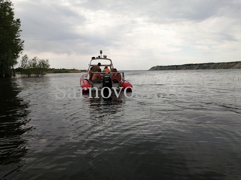 На Волге под Саратовом перевернулась лодка с людьми
