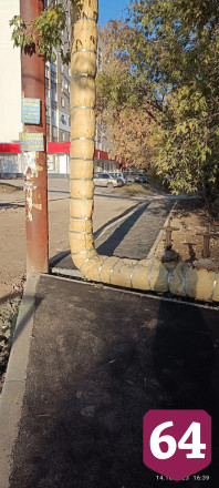 Саратовцев рассмешила труба посередине нового тротуара