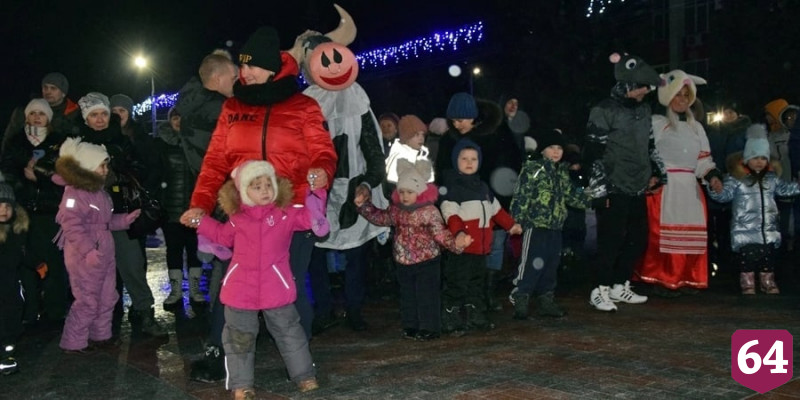 Горожане искали новогоднее настроение у уличной елки