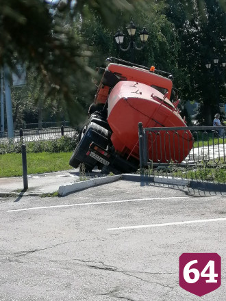 В Саратове на тротуаре поливальная машина ушла под асфальт 
