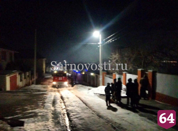 Жители Офицерской помогли потушить двухэтажный коттедж