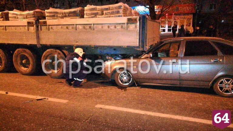 «Лада» заехала под МАЗ, ранены 4 человека