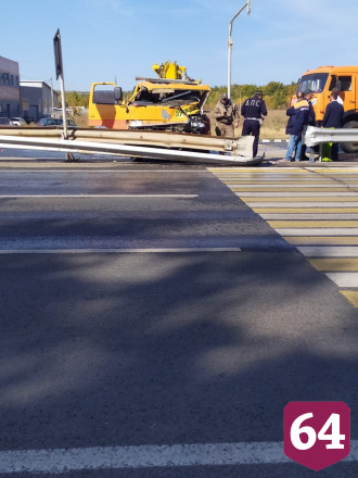 В Саратове грузовик отбросило в отбойник после ДТП