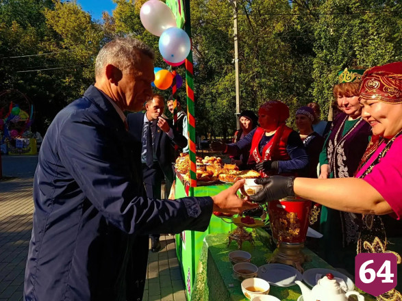 На саратовском фестивале самоваров кормили пловом и катали на ослике