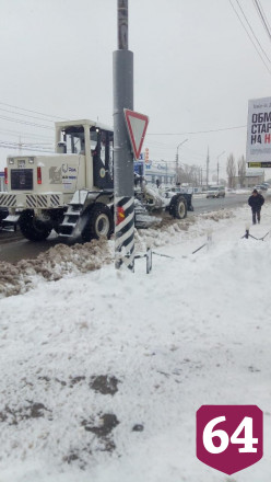 Спасатели эвакуируют застрявших на саратовских трассах людей